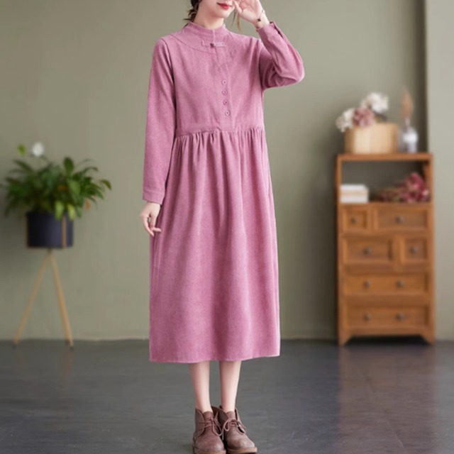 ワンピース レディース 個性的 春 秋 ミモレ丈 長袖 襟なし Aライン ウエストマーク カラバリあり レッド グリーン ピンク ブルー イエロー 無地 サイズ豊富 M L XL 2XL 外出 普段使い 日常使い 楽ちん 美脚 脚長 細見え 着痩せ 効果 若見え 高見え 定番 デイリー スタイルアップ モテ ベーシック シンプル ナチュラル カジュアル ルーズ ラフ おしゃれ こなれ感 存在感 主役級 大人可愛い 上質 爽やか 20代 30代 40代 お迎えコーデ 休日 デート お出かけ SNS 映え