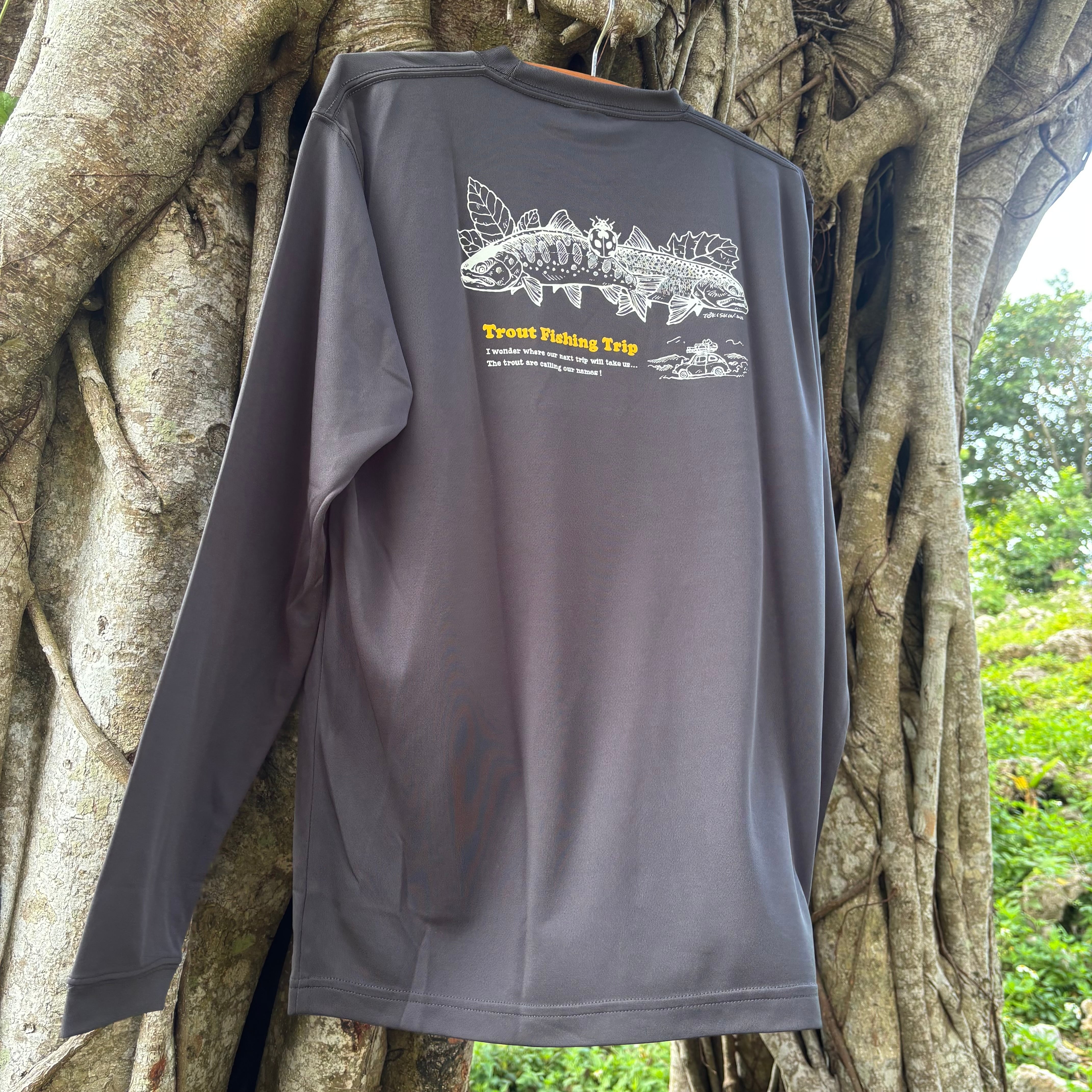 Trout Fishing Trip 長袖ドライTシャツ（ガンメタル）：バックプリント