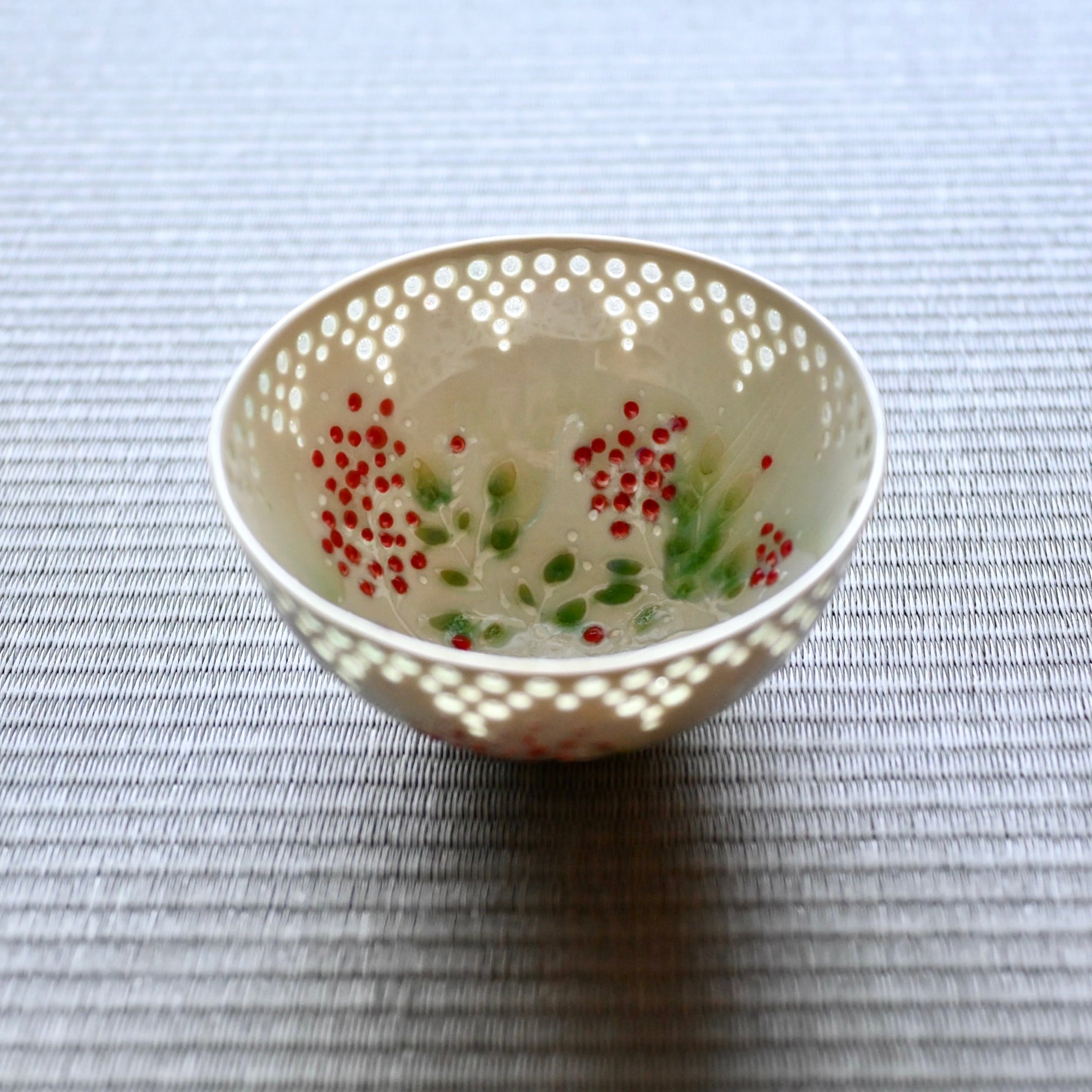 24.水辺のナンテン蛍手茶碗 (B) | 陶工房 みかガマ ＊ のぐちみか