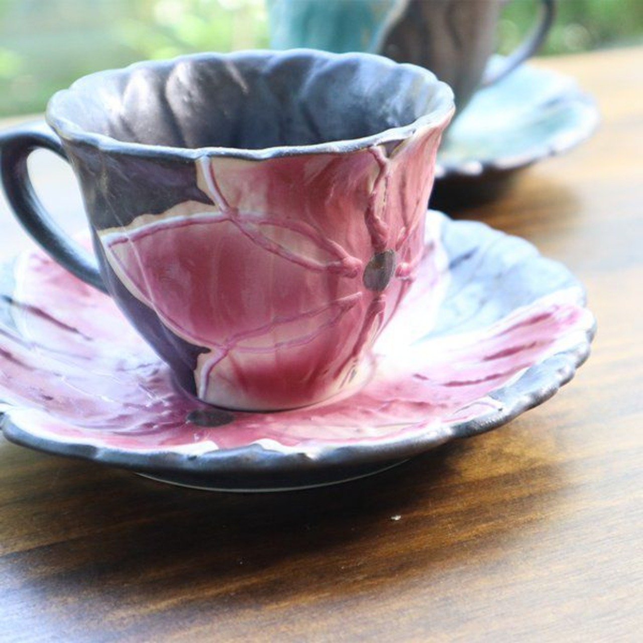 有田焼　花型コーヒー碗皿　黒土花紋（ピンク・ブルー） 3-042