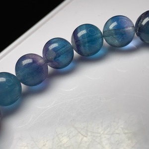 2.可愛いスカイブルーの色合い♪グラデーションフローライトブレスレット