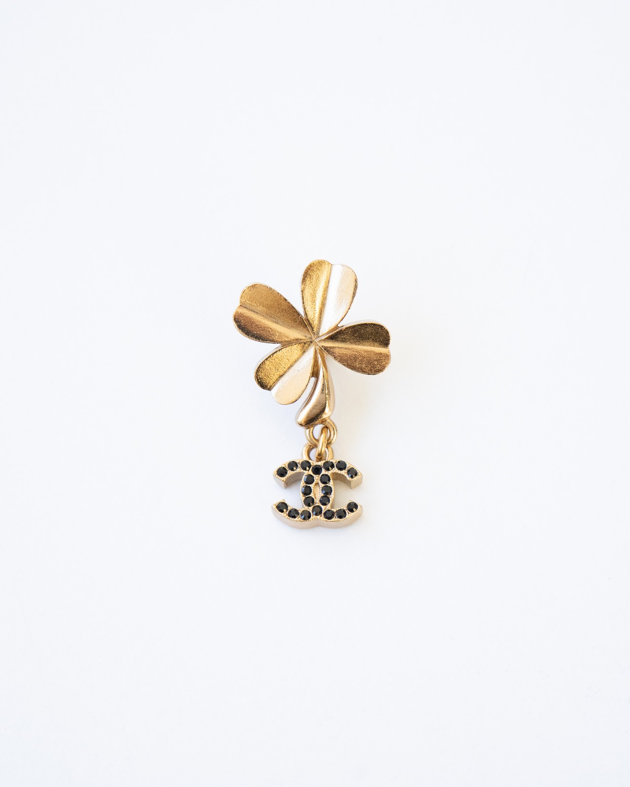 〈CHANEL〉CC clover badge 2003SS