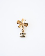 〈CHANEL〉CC clover badge 2003SS