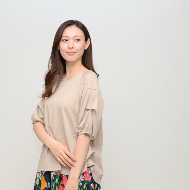 【ブラウス見えの上品さ】  袖タックパフTシャツ ‐ LEO-2506B グレージュ ‐