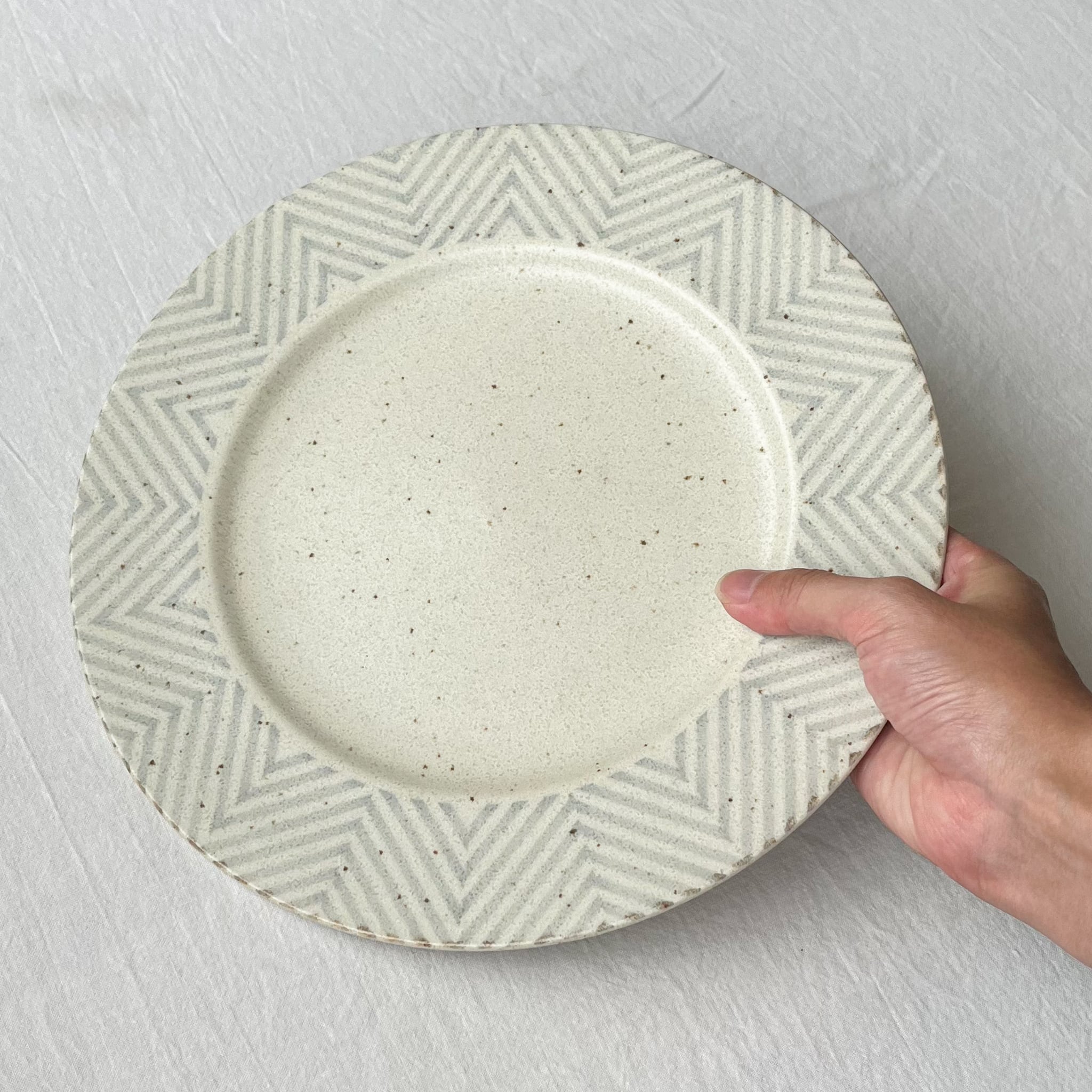 ヘリンボーン大プレ−ト【23cm・グレー】 | Kamani | 多治見で営む