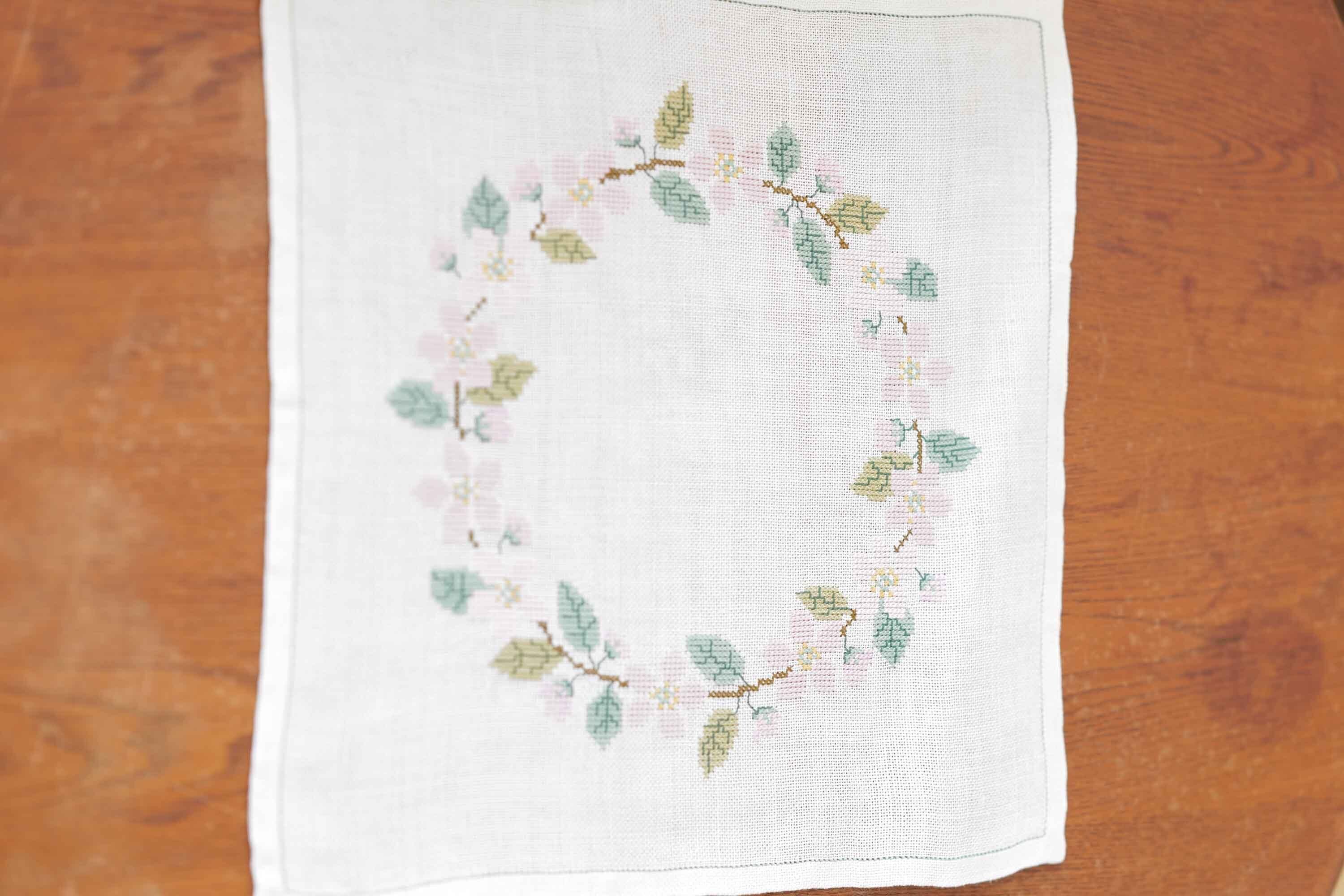 ミニサイズの赤いお花のテーブルクロス カフェオレボウルと相性抜群です! 手刺繍 麻製品 北欧仕入れです ピンクのお花のガーランド(花輪)