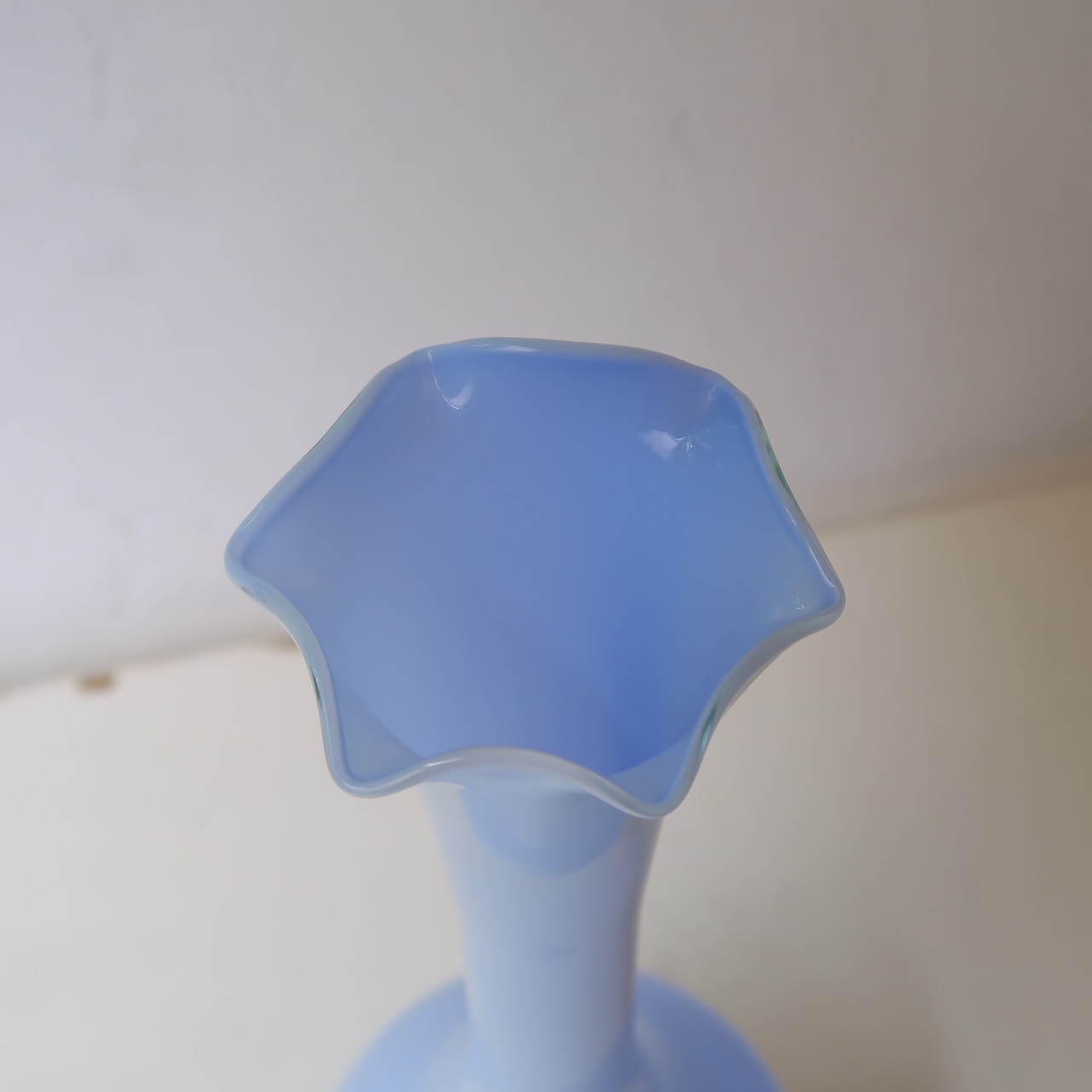 ほんのりブルーのひらひら花瓶