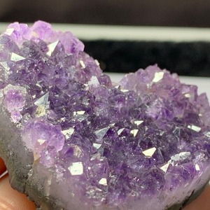 4.ハートアメジストクラスターに住み着いているフローライトハリネズミさん