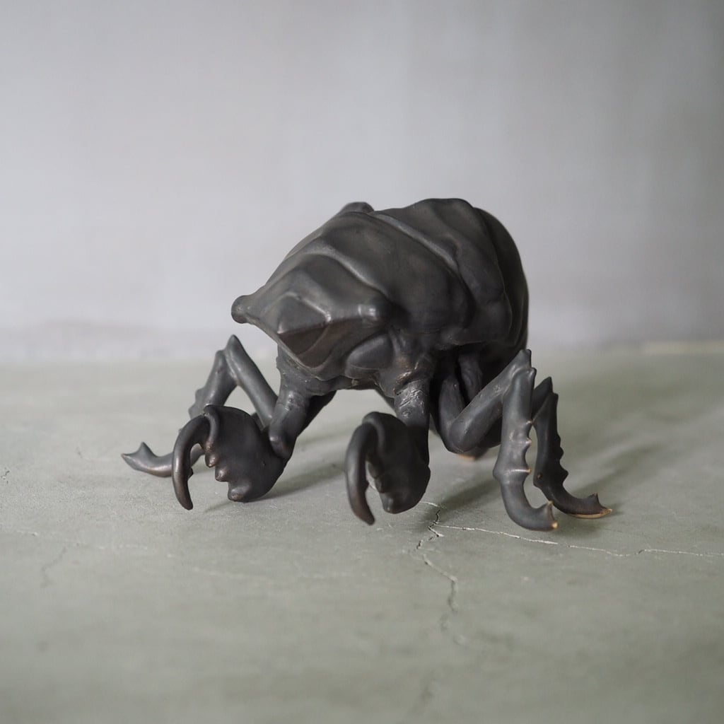 ヤナカーン 陶器製 蝉の壁掛け Cicada Trophy 巻き付く