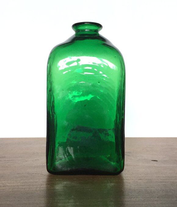 緑色のガラス瓶-