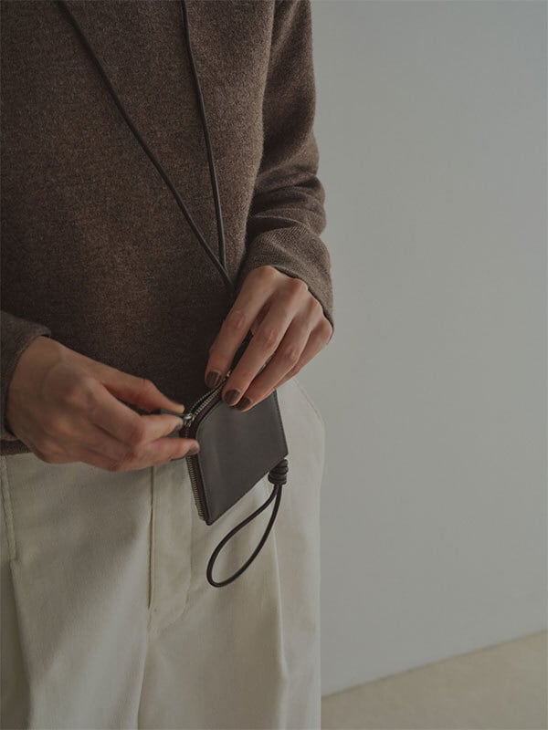 ETRE TOKYO レザーコードカラビナスクエアパース | FLICKA ASHIYA
