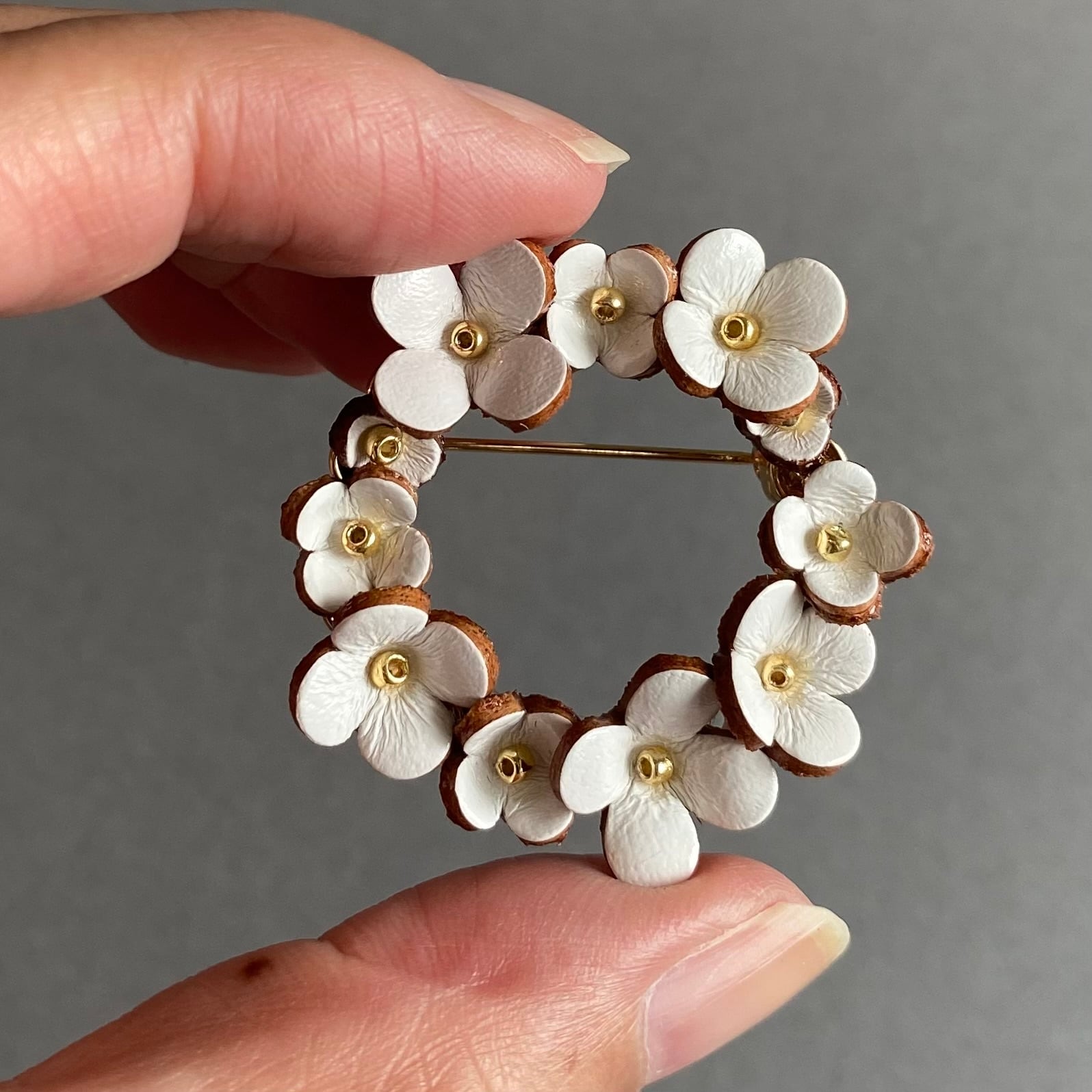 フラワーリースブローチ(花色ホワイト) | Allamanda-leather