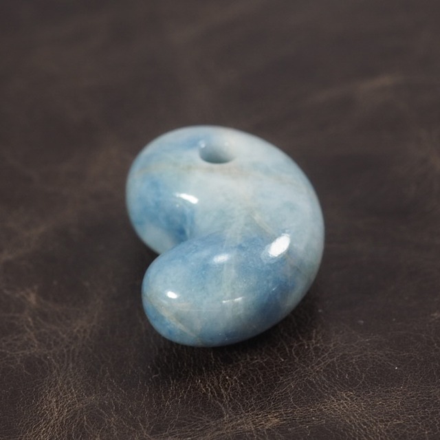 糸魚川翡翠 コン沢 青翡翠 勾玉 17.2g Itoigawa Blue Jadeite magatama 
