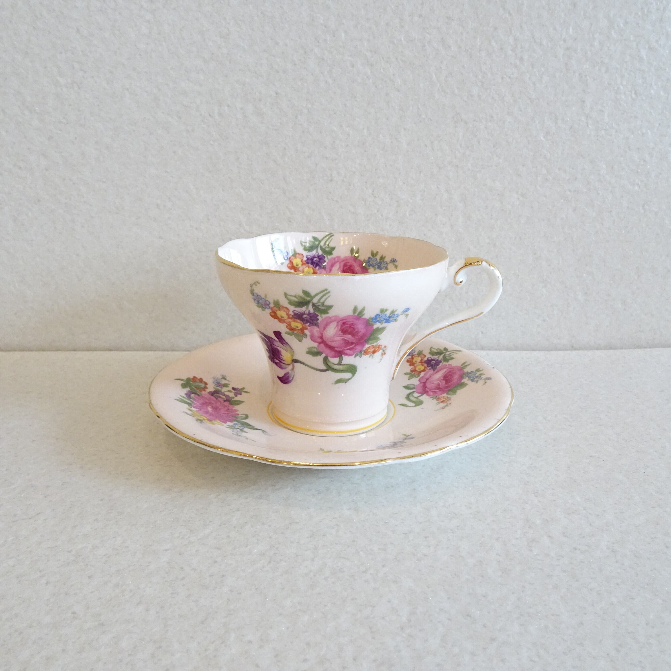 【アンティーク】英国・エインズレイ 淡いピンクの花柄カップ&ソーサー