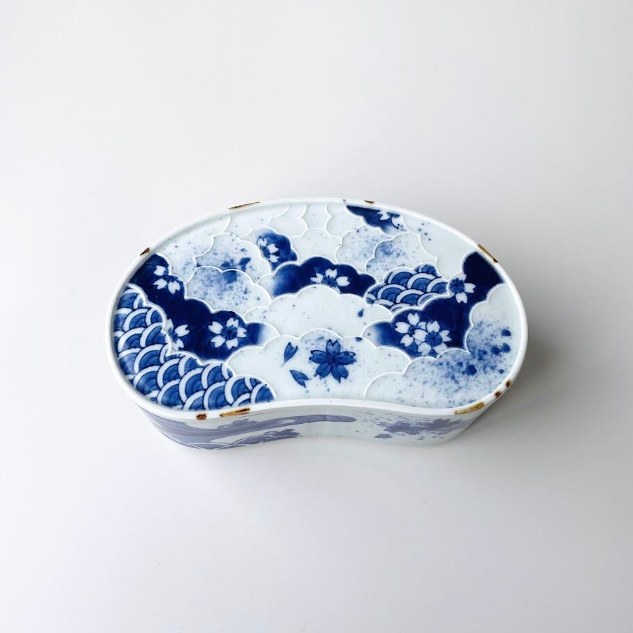 有田焼】染付変り桜散し繭型蓋物 | 和食器のすべて