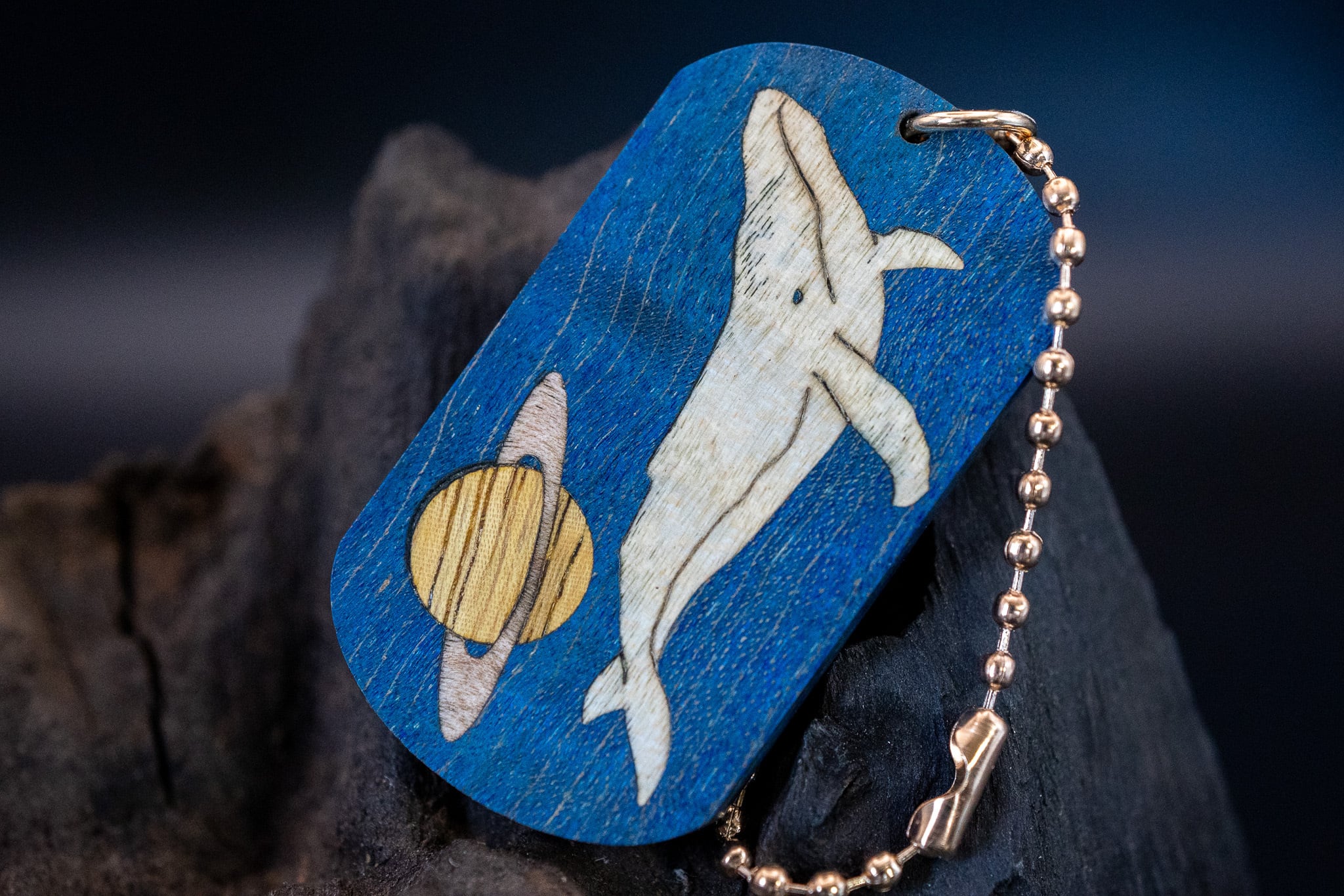 スタビライズウッド メープルバール ドッグタグ 象嵌 勇魚と惑星