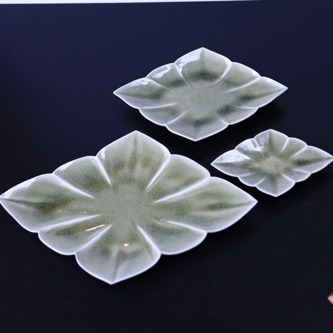 宮田竜司　呉須赤絵稜花皿 新品2枚セット 宮田竜司 呉須 赤絵 (花絵柄) 稜花皿 (中) | pomod'adamo