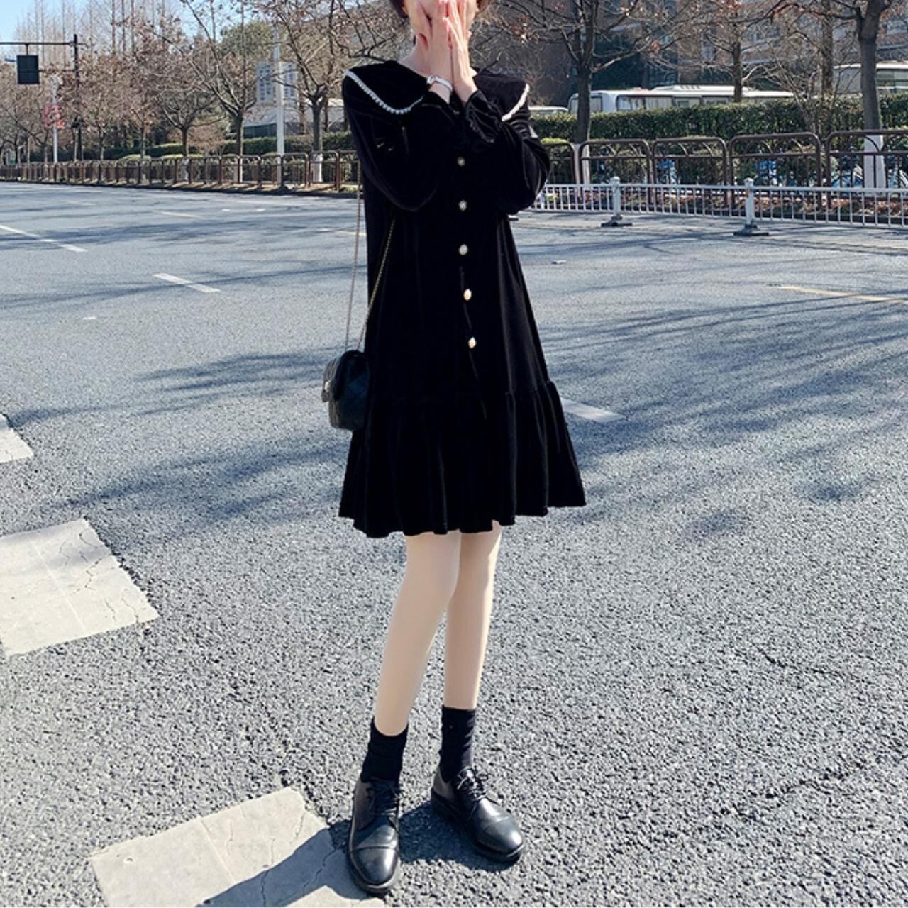 ひざ丈裾フリルブラックワンピース Aライン 秋 長袖 韓国レディースファッション通販 Papi パピ K Pop Btsグッズ