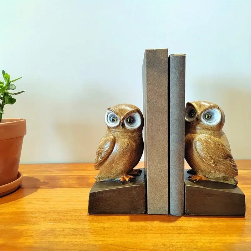 フクロウの金属製置物 本の上に座る 本の上に立つ真鍮製のフクロウの