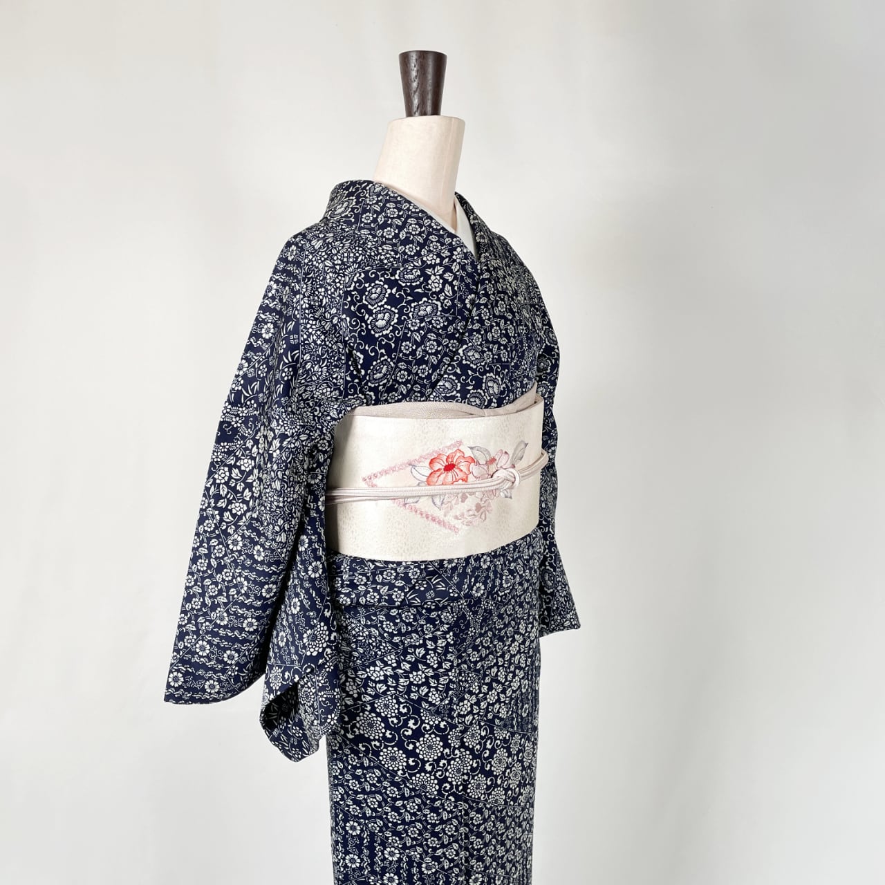 正絹名古屋帯 銀箔地に椿と藤の刺繍／未使用品・美品 | SELECT KIMONO