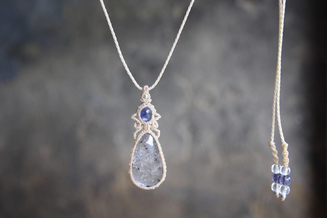Inclusion quartz & Tanzanite super micro macrame pendant