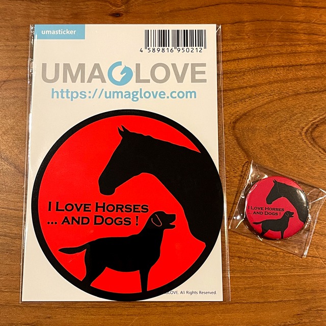 《馬と犬が好き》ステッカー&缶バッジセット  カーマイン