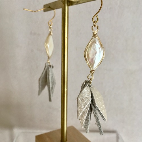 淡水パール×レザータッセルピアス