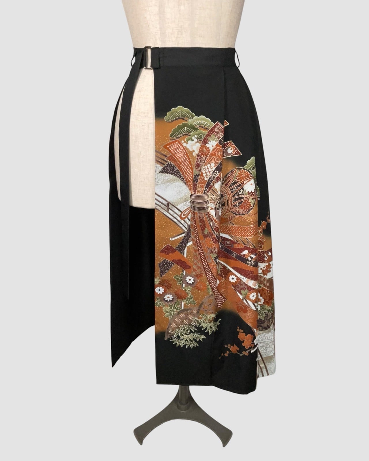 着物重ねスカート(黒留袖より制作) Kimono Overlay Skirt (Made of Kurotomesode Kimono)