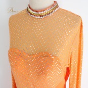 社交ダンス 衣装 prima boutique プリマブティック ドレス スタンダード オレンジ系 スタンダードドレス レース 長袖 ホログラム キラキラ パーティドレス ダンスパーティー ステージ衣装 舞台衣装 発表会 きれいめ 上品 気品 エレガント かわいい 大人っぽい 華やか ラテン兼用風 競技ダンス きらきら 大人可愛い フォーマル お呼ばれ レッスン コスチューム デザイン フィット感 装飾 キラキラ生地 刺繍調 光沢 伸びない部分あり バックファスナー 透け感風