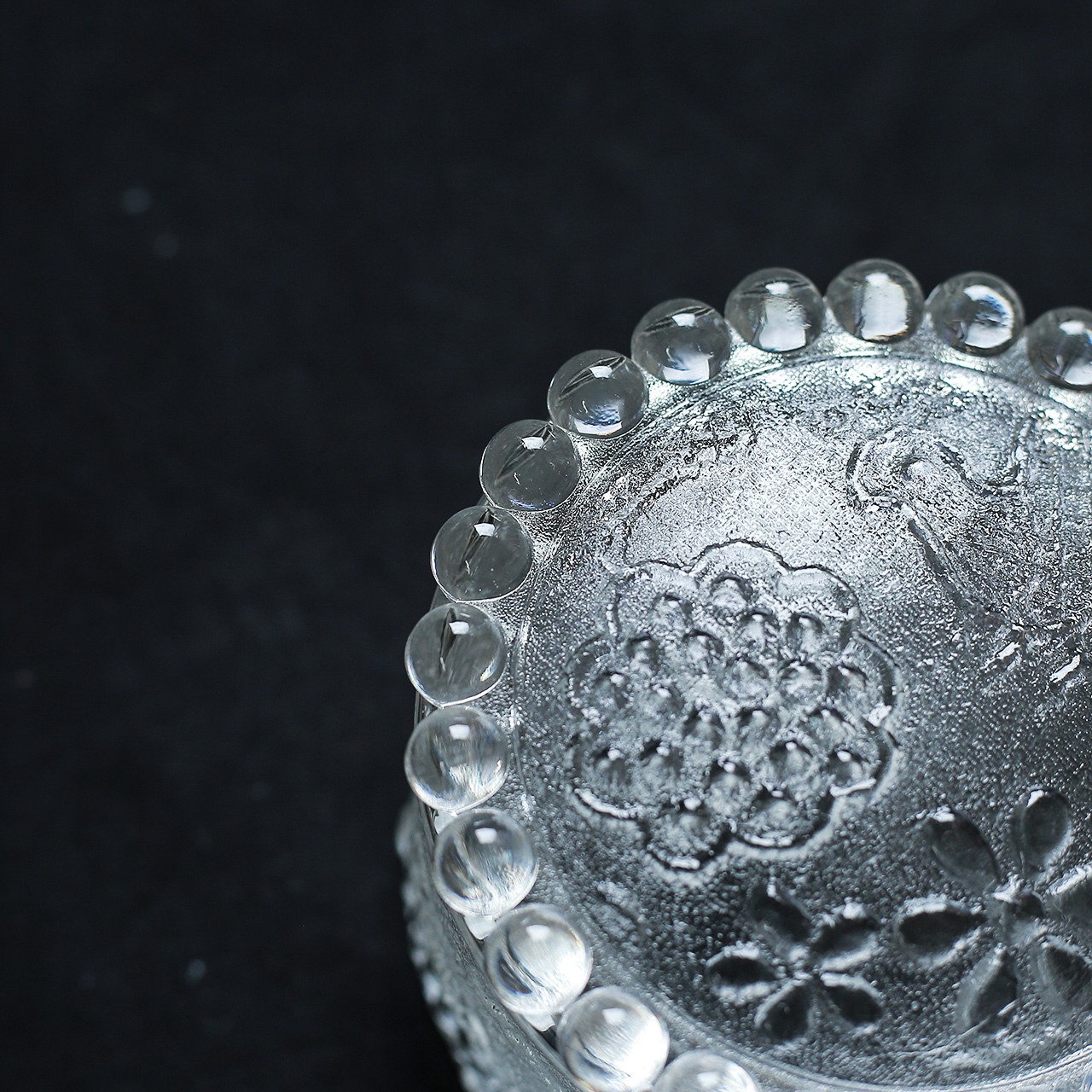 雫の冠が美しい、ガラスの小物入れ 4