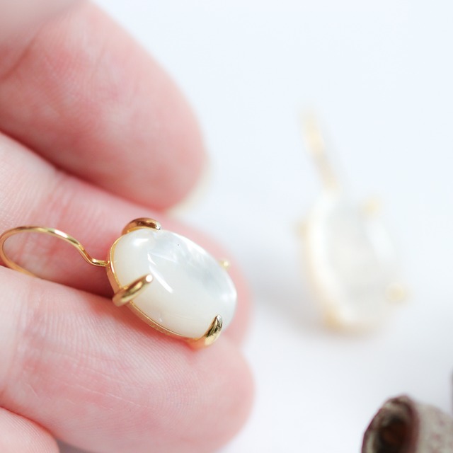 入園・入学イベントにも｜毎日使いたくなるマザーオブパール（白蝶貝）のピアス｜シルバー925 / 18KGP