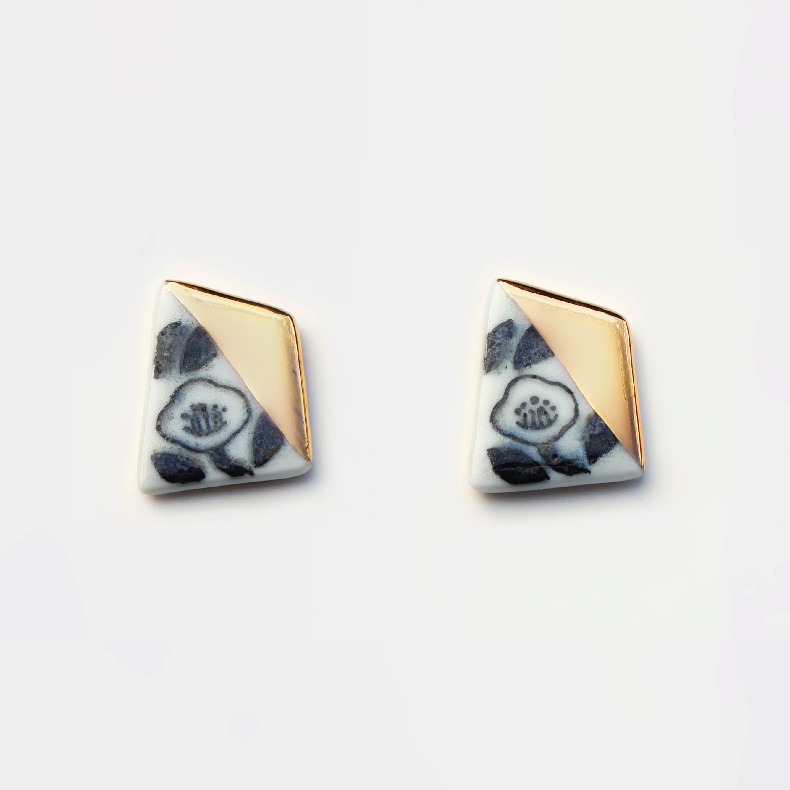 【eb2】Lサイズ 黒金 椿 イヤリング/ピアス/ノンホールピアス/樹脂ピアス