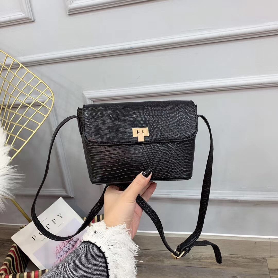 フラップショルダーバッグ