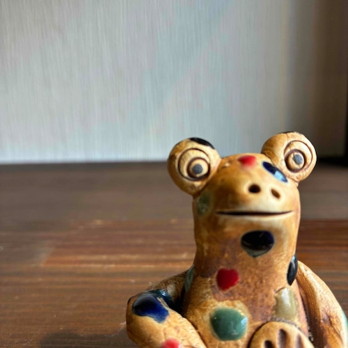 カラフルな「お座りカエル」A