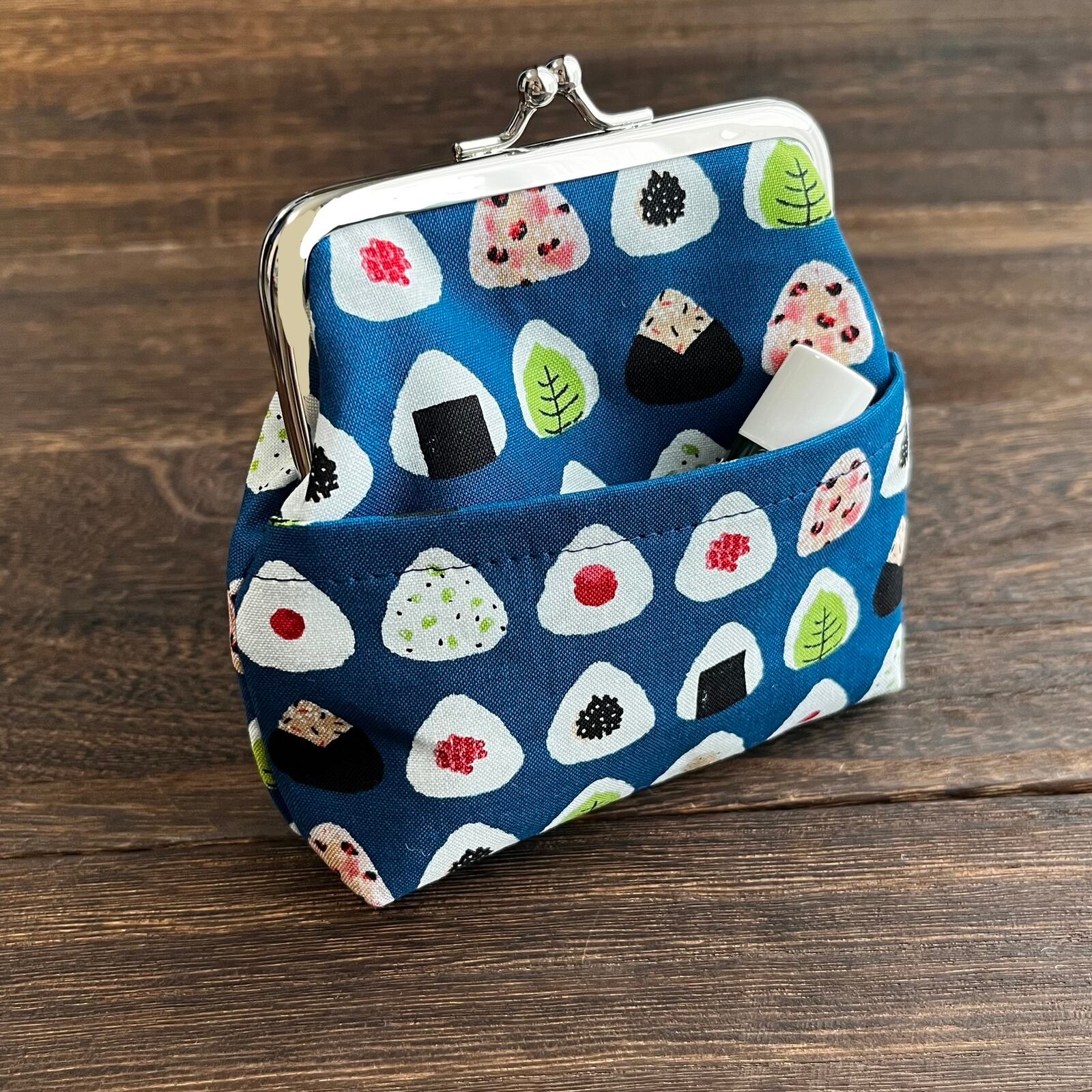 おにぎり柄 がま口ポーチ/綿入りコスメポーチ 小物入れ 小銭入れ