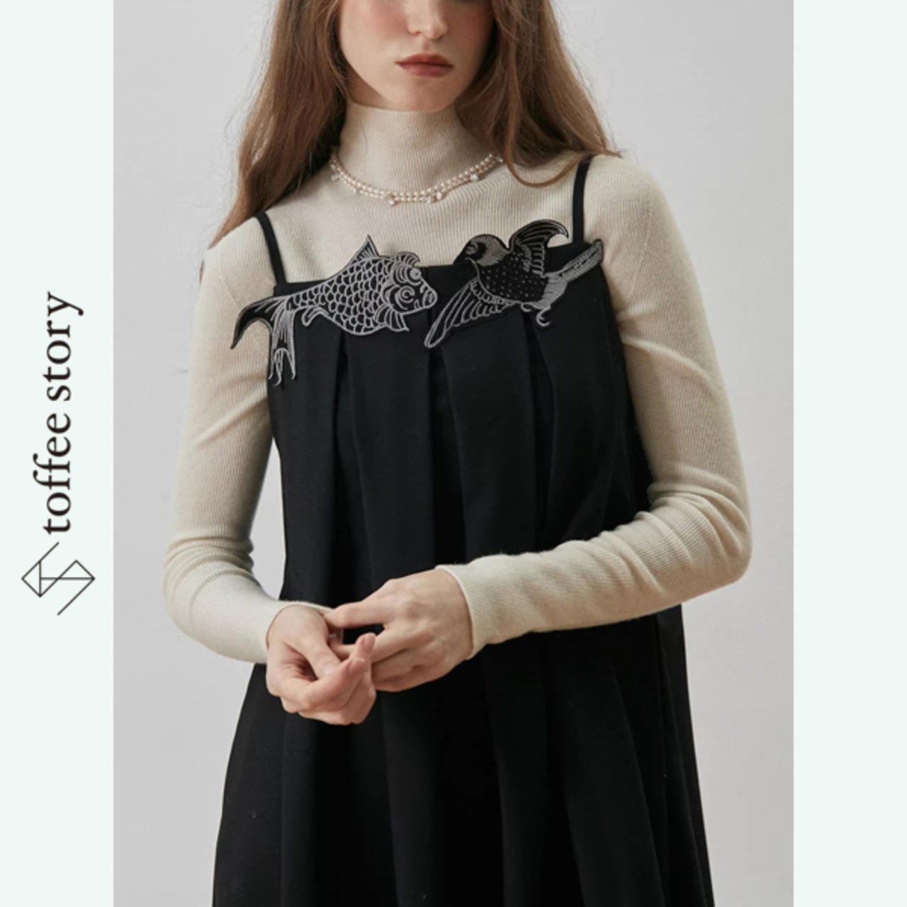 黒に物語が宿る刻印：プリーツキャミワンピース《XU0269》