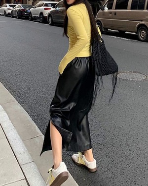 スリットモードフェイクレザースカート A0553