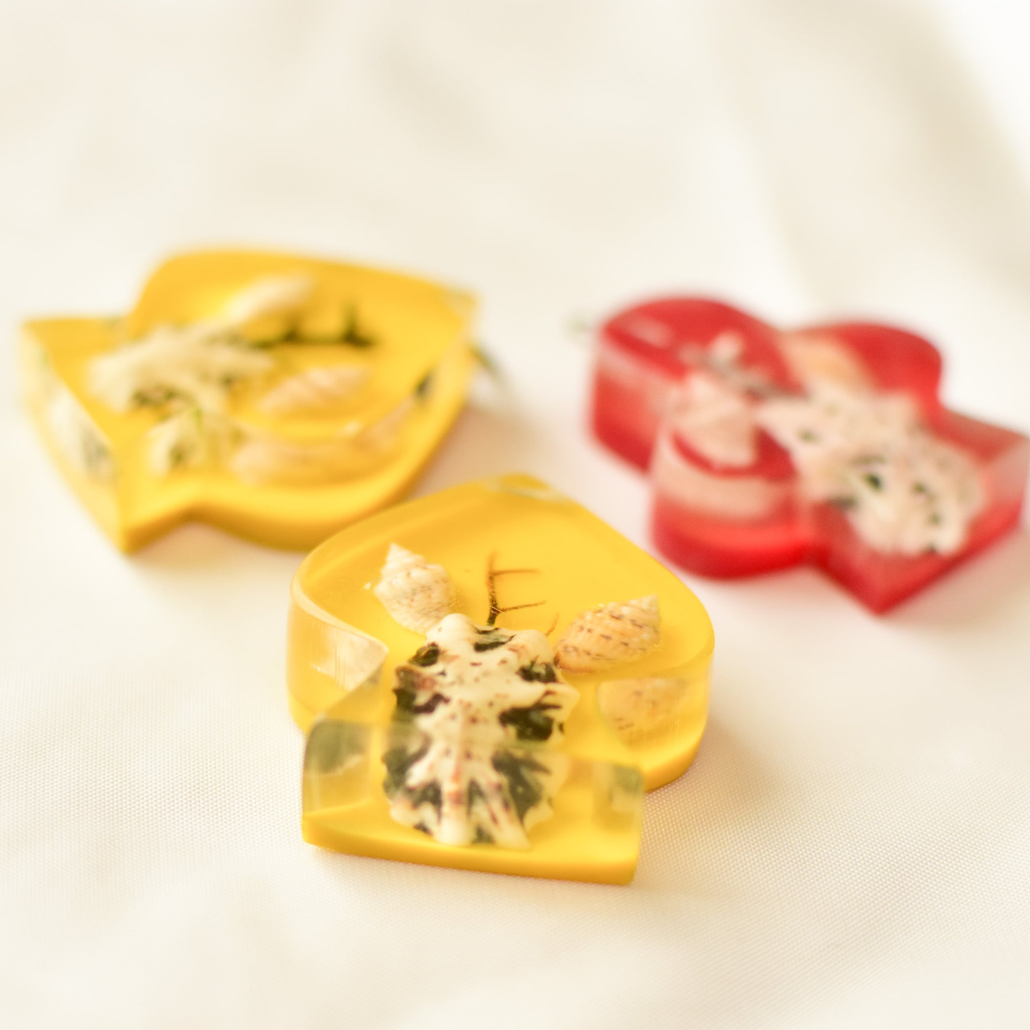 3個セット 昭和レトロポップ 樹脂製のチャーム | チェコガラスボタン