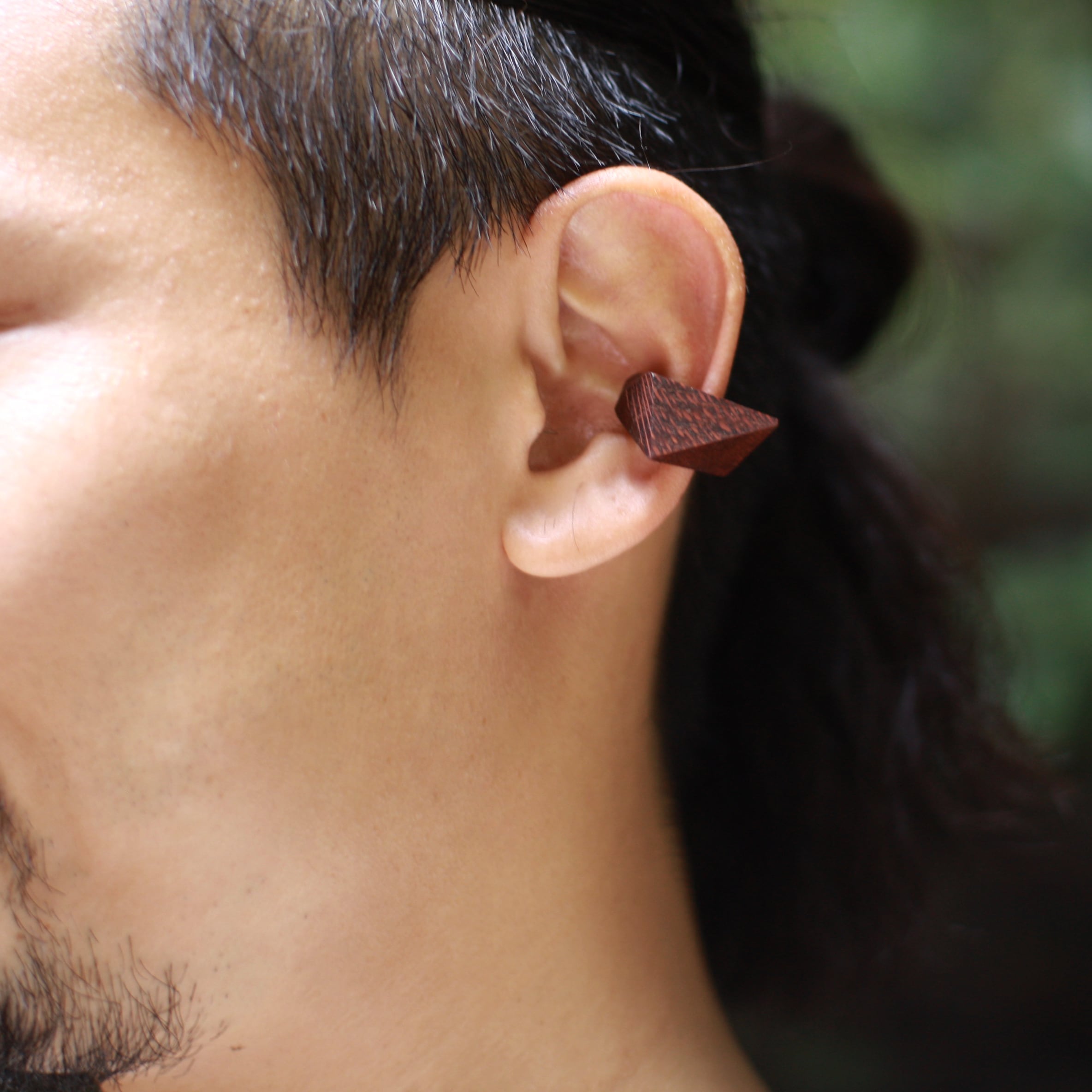 木のイヤーカフ モダン 黒檀 | su