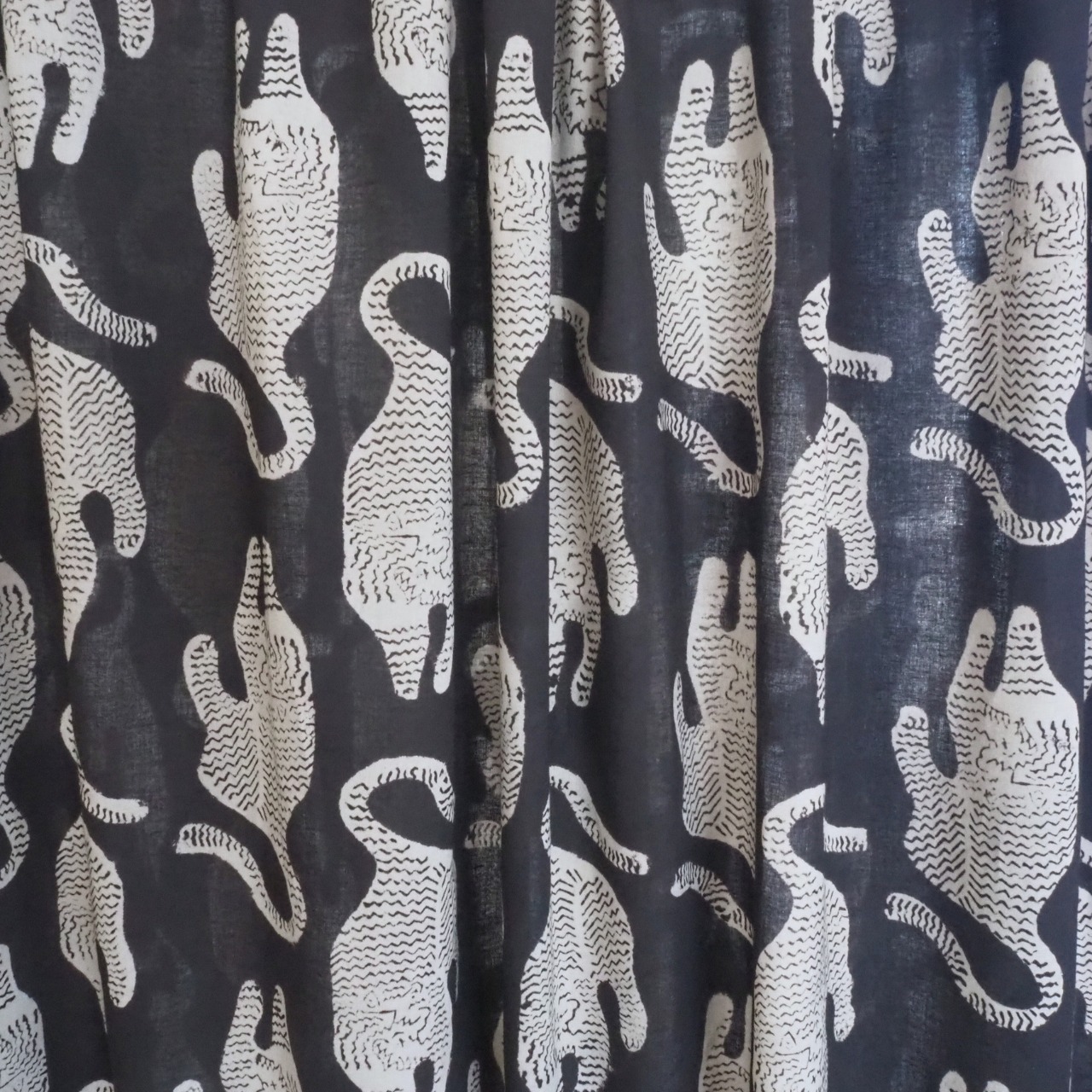 ブロックプリント生地【50cm単位】インド綿  アニマル柄<Tiger> 黒×生成り #35610-BK1【再入荷】