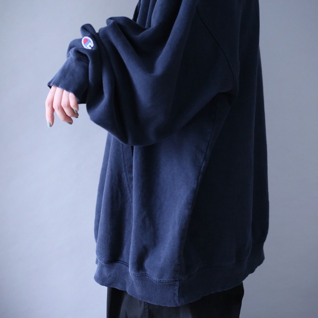 "Champion" dark navy color super over silhouette sweat parka