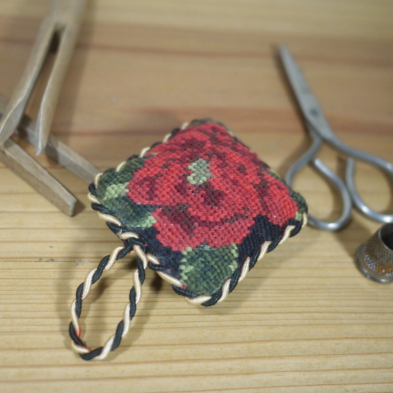 薔薇刺繍ピンクッション ドイツ