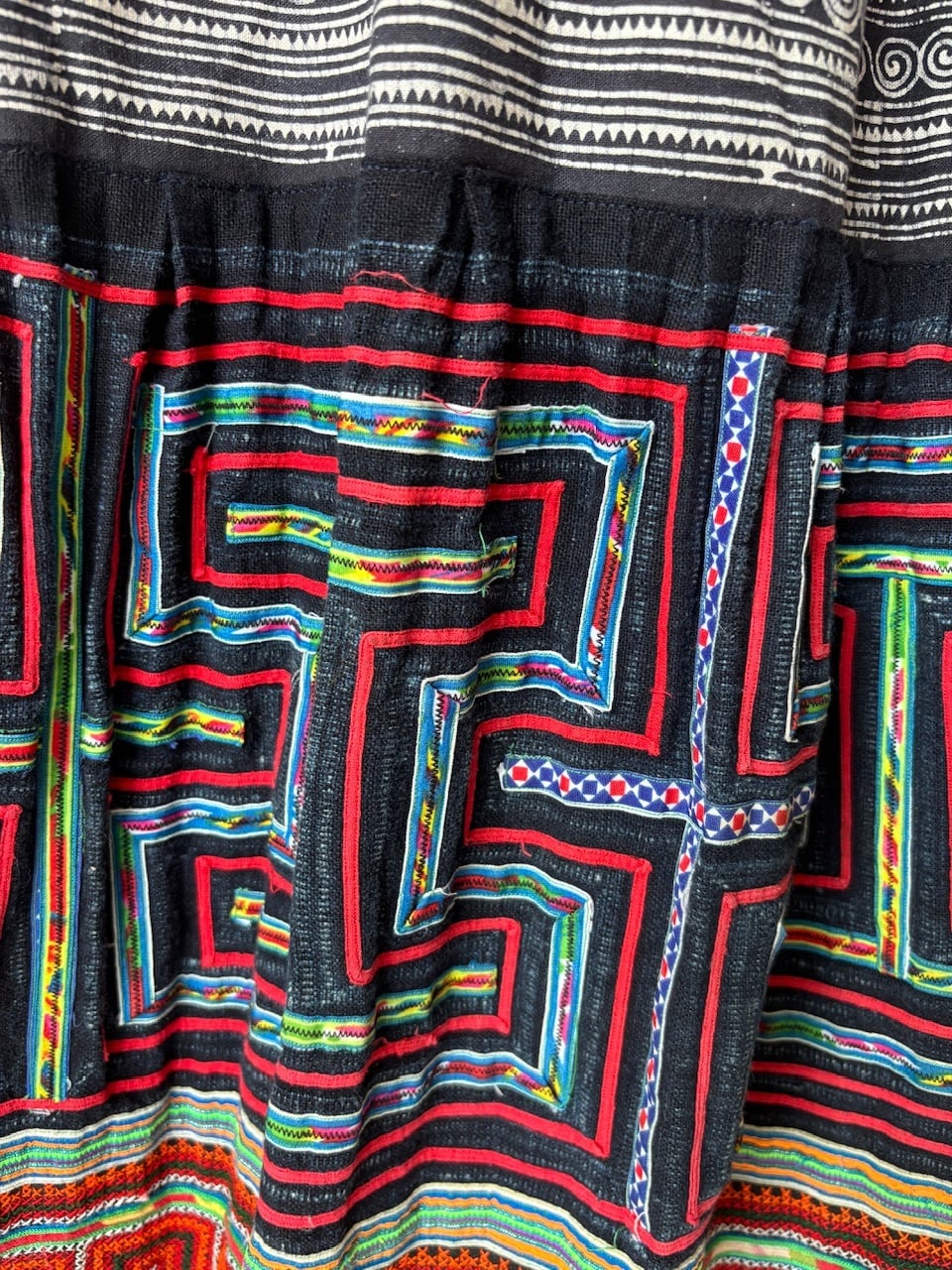 モン族スカート 060 ロング 藍染布 ろうけつバティック 刺繍