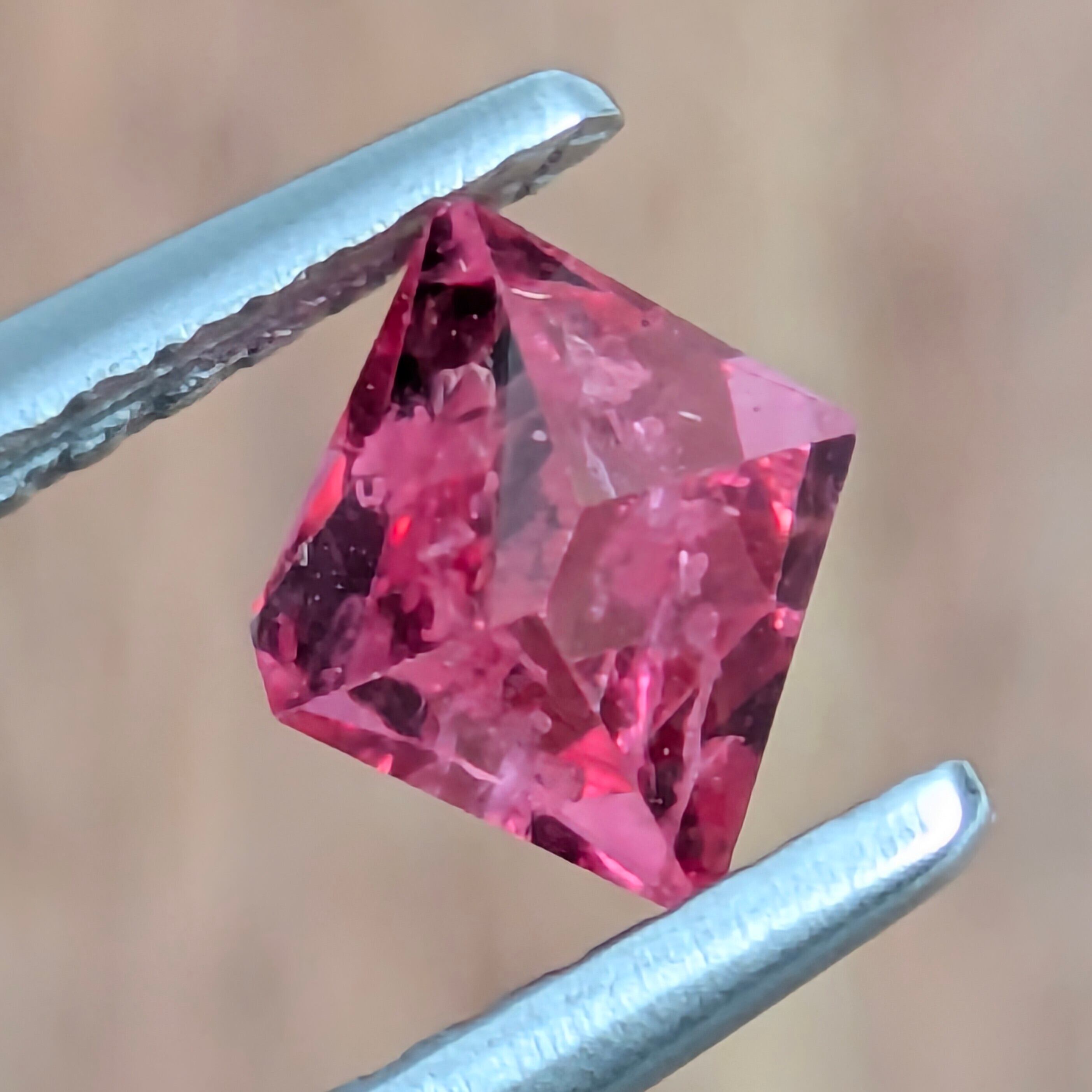 スピネル原石 ミャンマー・モゴック産 【0.69ct】PRO208375 スピネル原石 ミャンマー・モゴック産 【0.69ct】PRO208375