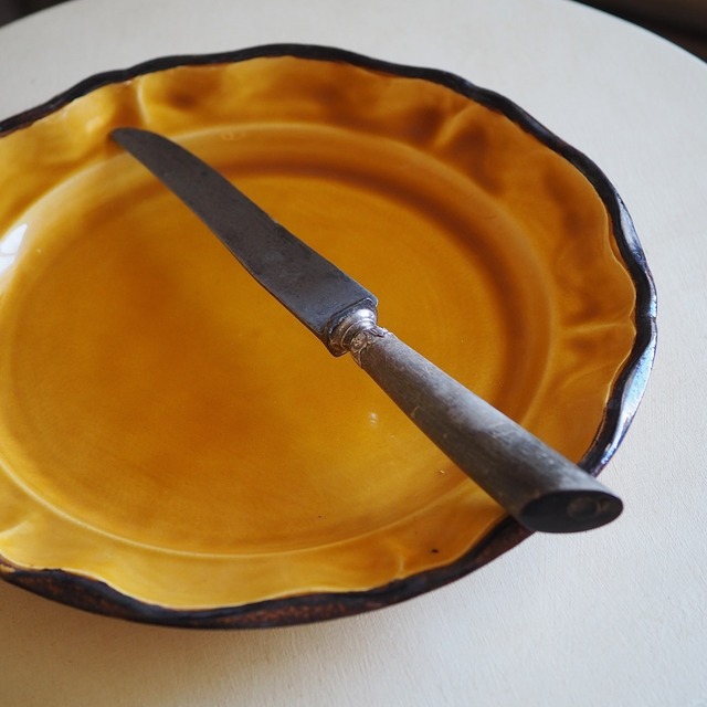 【セット】プロヴァンス黄釉の平皿＋バッファローナイフ