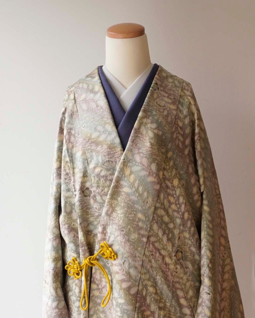 【コート】鈴乃屋扱い 鳩羽鼠×薄青 植物地紋に辻が花文 道中着