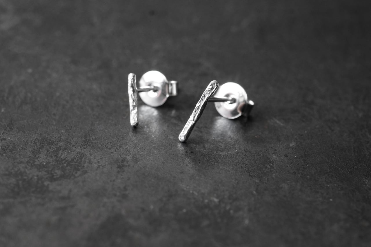 小さいシワの一本線ピアス（silver） | SUNn・寸