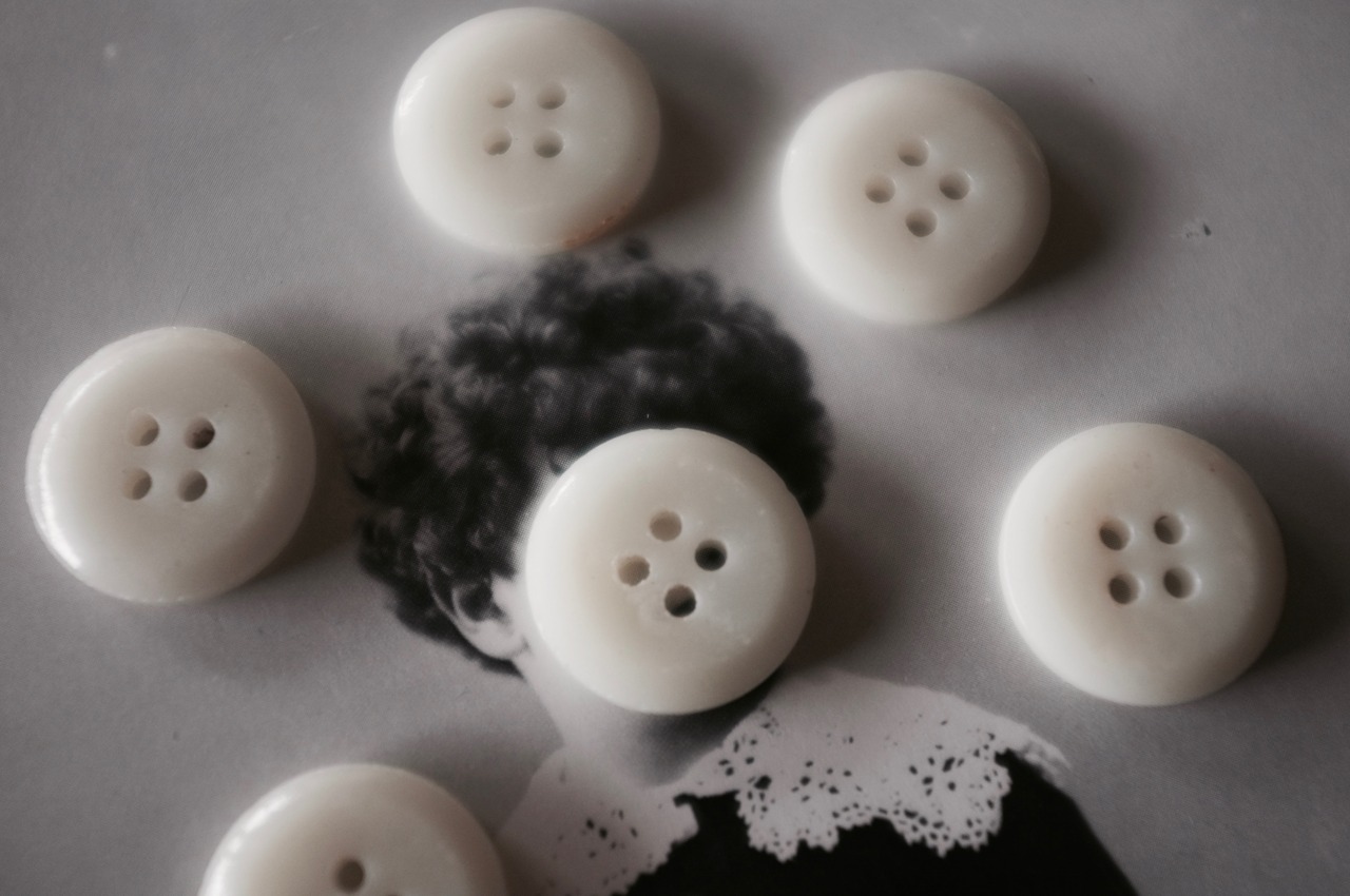 1900s France 2c 白の印象と秩序 型押しガラスボタンセット 8p