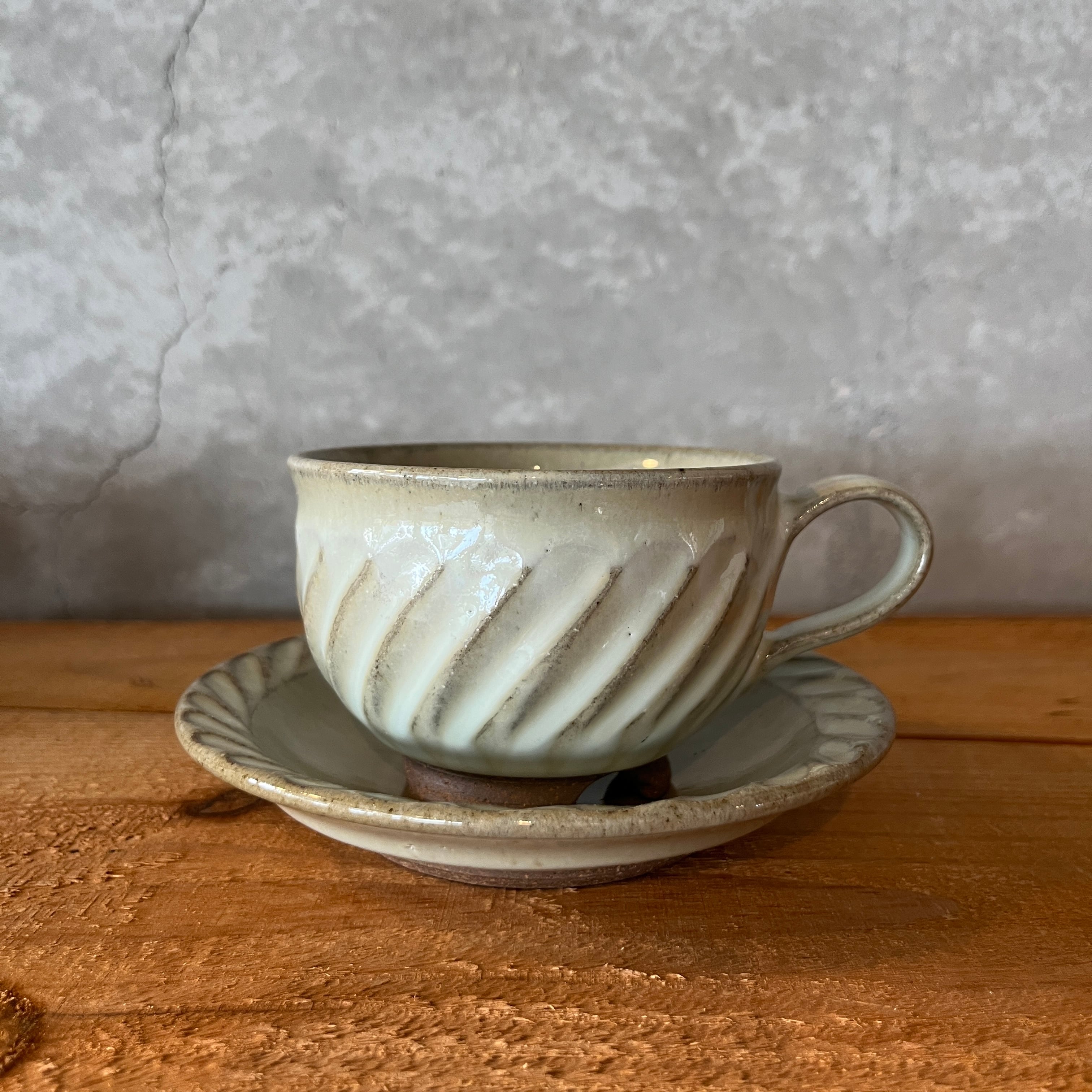 小代本谷ちひろ窯 しのぎ、 カップアンドソーサー 白小代