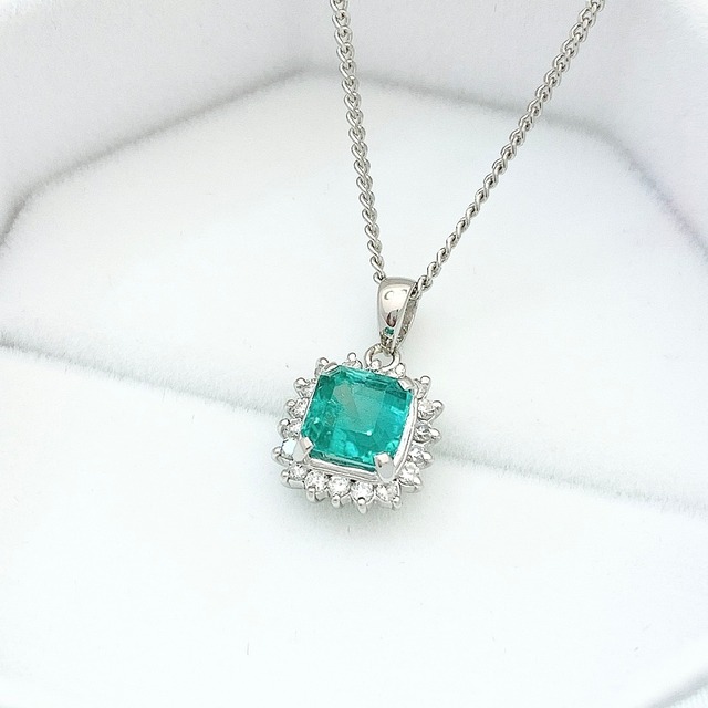 天然エメラルド0.64ct 天然ダイヤモンド0.19ct PT950 トップ 鑑別書付 